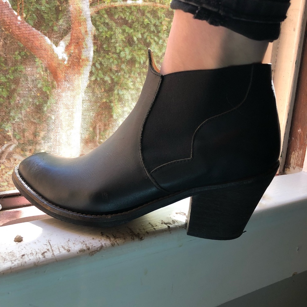 AUTHENTIC LEATHER BOOTIES